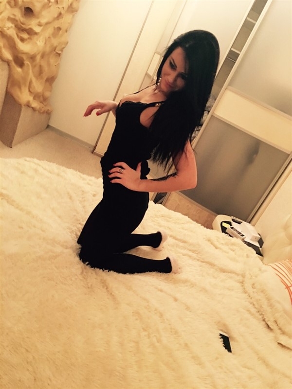 Искушающая брюнетка с аппетитными формами и шаловливыми глазами приглашает на встречу с удовольствием. Все твои желания станут реальностью в моих объятиях. 19942, 20 лет